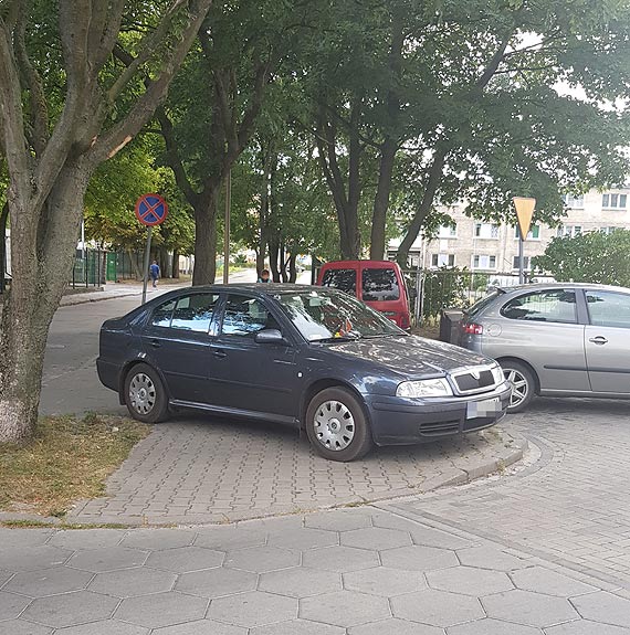 Zaparkowa na chodniku