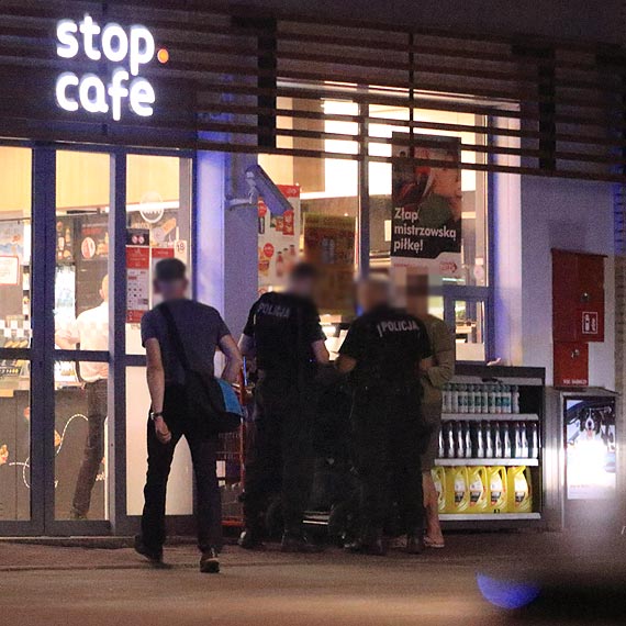 Kobieta z wzkiem dziecicym...Policjanci i ratownicy przyjechali na miejsce
