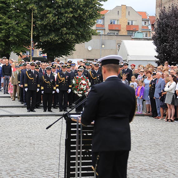 Hołd bohaterom, kwiaty pod pomnikiem
