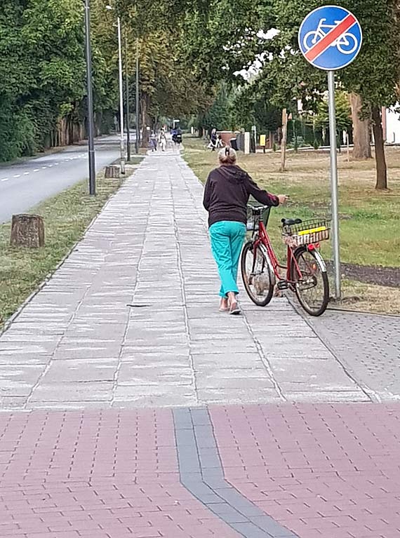 cieka rowerowa na Warszowie wanie si skoczya. Mieszkaniec pyta, dlaczego kto zrezygnowa z bezpieczestwa