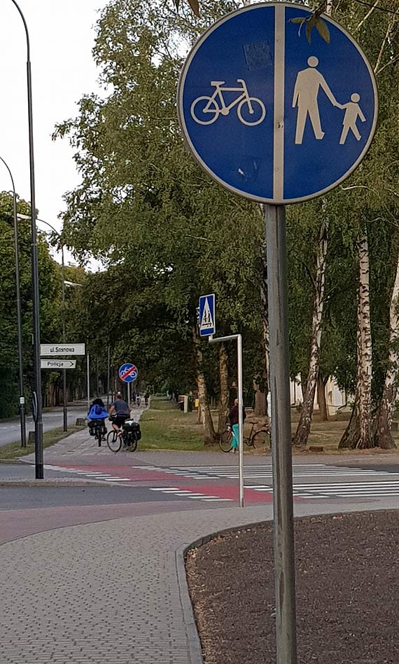 Ścieżka rowerowa na Warszowie właśnie się skończyła. Mieszkaniec pyta, dlaczego ktoś zrezygnował z bezpieczeństwa