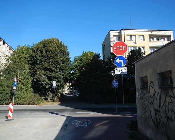 Czytelnik pyta o zamys osoby projektujcej oznakowanie ulicy Kociuszki
