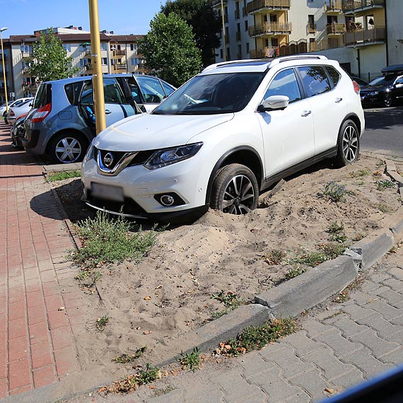Piaskowa puapka na Platanie. Zdesperowani kierowcy wpadaj jeden po drugim… 