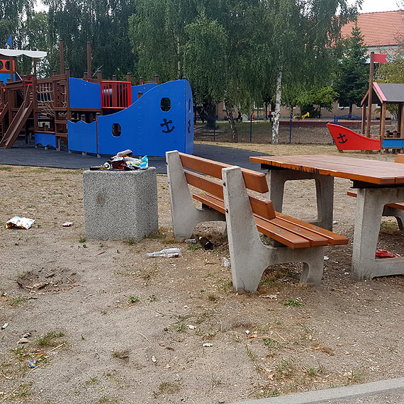  Codzienny mietnik na placu zabaw...Czy w takich warunkach maj bawi si dzieci?