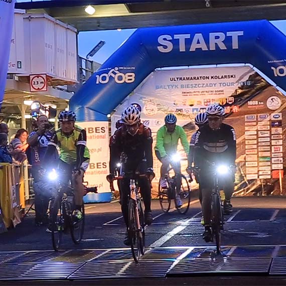 Ponad trzystu rowerzystw wyruszyo w tras morderczego ultramaratonu. Zobacz film!