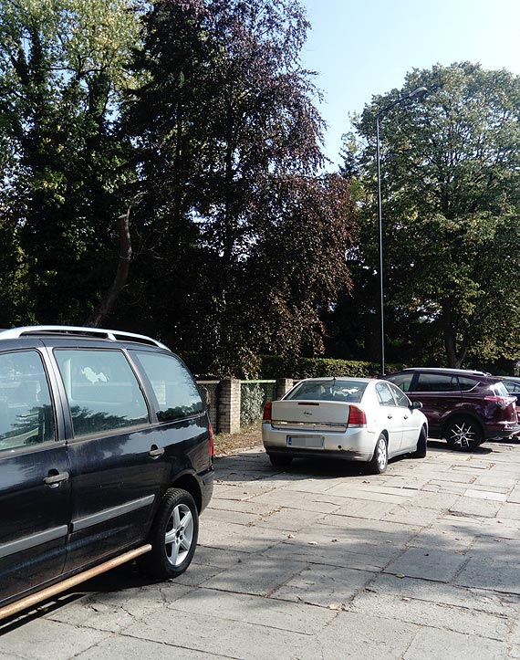 Czytelnik: Przy cmentarzu jest darmowy parking dla wrakw