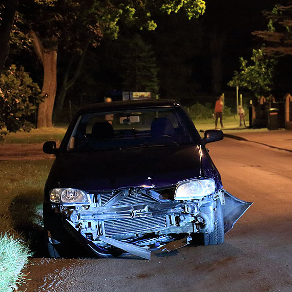 Staranował ogrodzenie na Basenie Północnym i prawie wpadł do wody, potem porzucił samochód i uciekł...