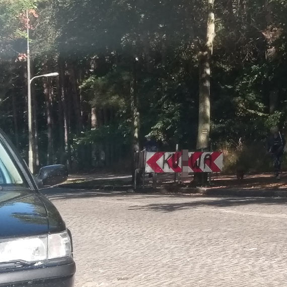 Niecenzuralne sowo na barierach drogowych. Wandalizm czy opinia kierowcw?