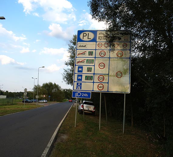 Czytelnik o skomplikowanych przepisach drogowych