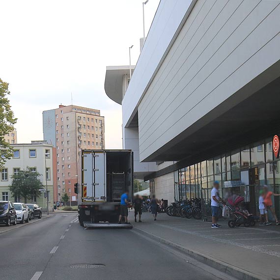 Budując w mieście galerię handlową nie przewidziano dostaw towaru?