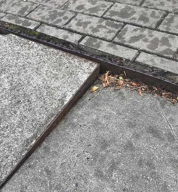 Czytelnik ostrzega przechodniw - patrzmy pod nogi!