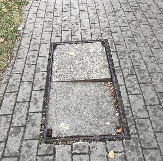 Czytelnik ostrzega przechodniw - patrzmy pod nogi!