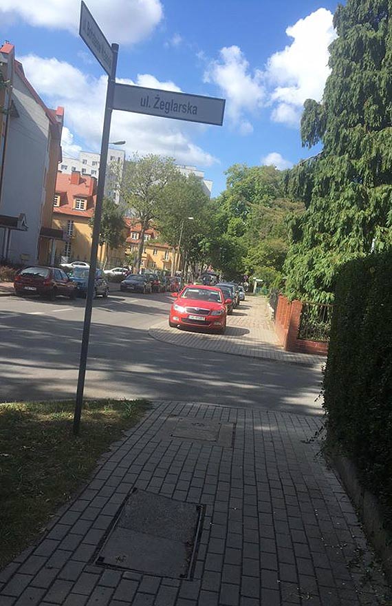 Czytelnik ostrzega przechodniw - patrzmy pod nogi!
