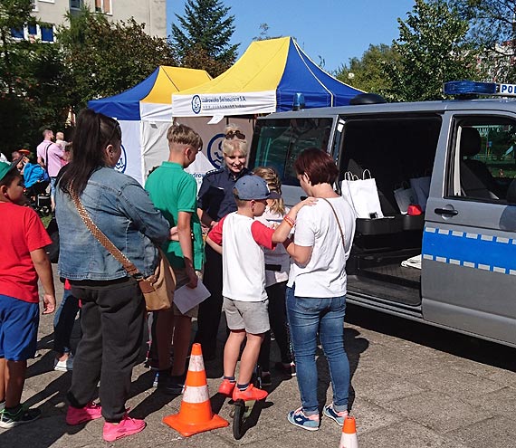 "Seniorzy i juniorzy" - festyn rodzinny promujący bezpieczeństwo z udziałem świnoujskich policjantów