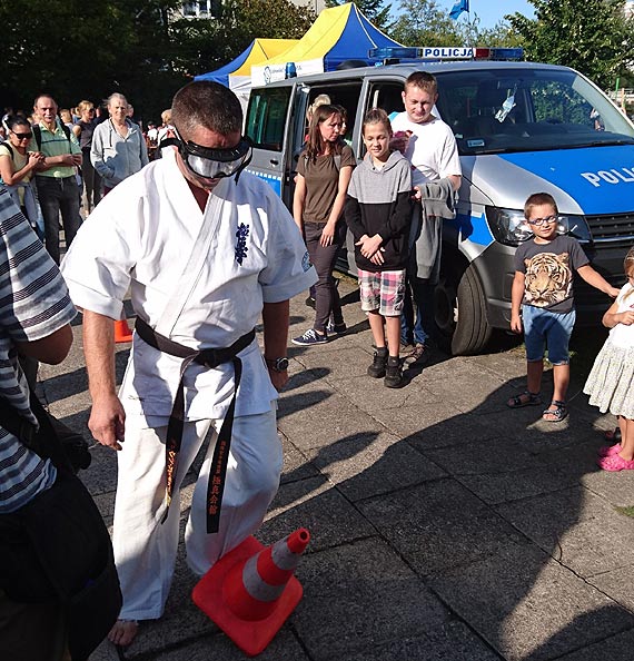 "Seniorzy i juniorzy" - festyn rodzinny promujący bezpieczeństwo z udziałem świnoujskich policjantów