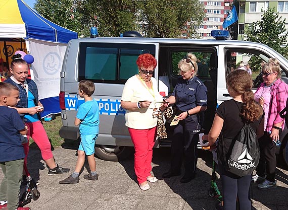 "Seniorzy i juniorzy" - festyn rodzinny promujący bezpieczeństwo z udziałem świnoujskich policjantów