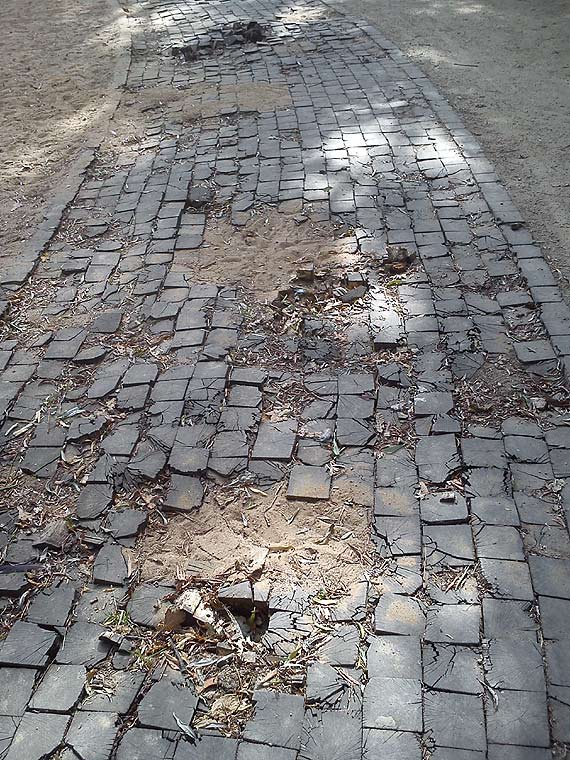 Ruchome kostki przy placu zabaw nie sprzyjaj bezpieczestwu dzieci