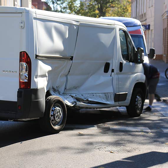 Jeep wbi si w bok dostawczego Peugeota! Kierujca osobwk wymusia pierwszestwo