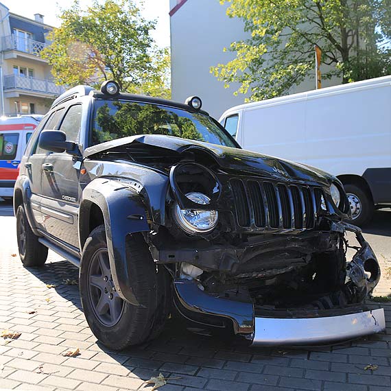 Jeep wbił się w bok dostawczego Peugeota! Kierująca osobówką wymusiła pierwszeństwo