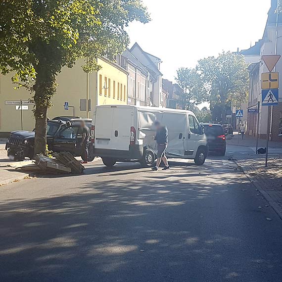 Jeep wbił się w bok dostawczego Peugeota! Kierująca osobówką wymusiła pierwszeństwo
