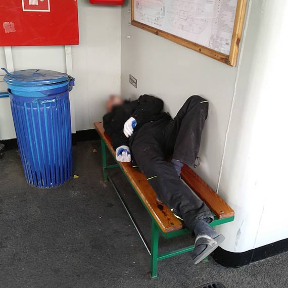 Sezon dla bezdomnych trwa. Moe zamiast ich wyprasza i usuwa z miasta, otworzy caoroczn ogrzewalni?