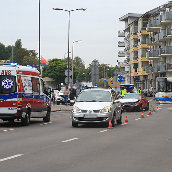 18-letni kierowca nie zachowa bezpiecznej odlegoci. Policja ustala okolicznoci zdarzenia