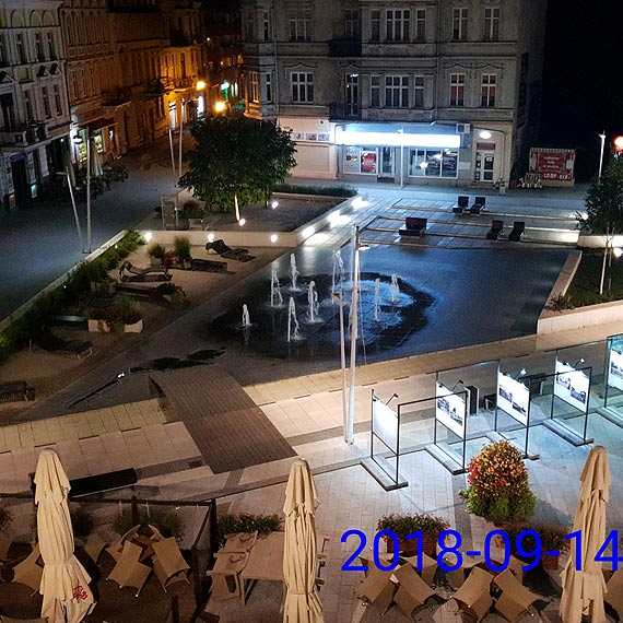 Caodobowa fontanna na Placu Wolnoci - zamierzony efekt czy niedopatrzenie?