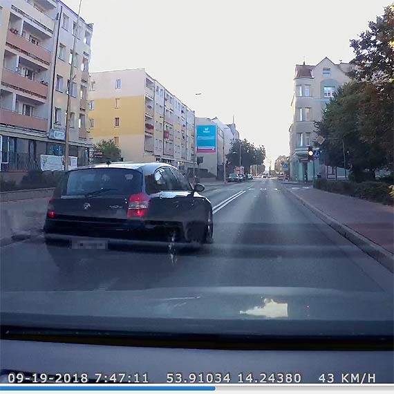 Kierowca: On w kocu kogo zabije... Wyprzedza przed przejciem dla pieszych, na ktre zaraz weszy dzieci! 