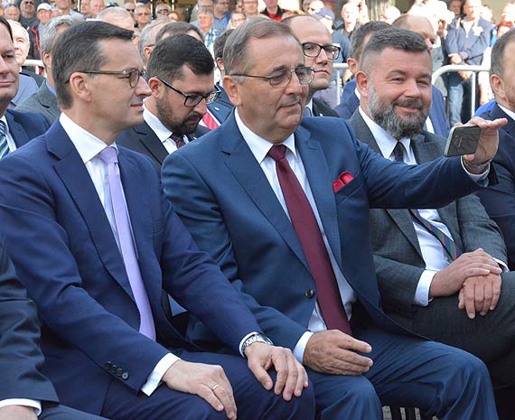 Selfie z umiechem Mona Lisy?