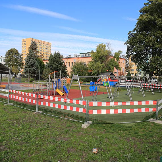 Plac zabaw przy Batalionw Chopskich z usterkami