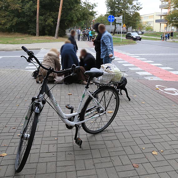 Potrcona rowerzystka czekaa na karetk prawie 30 minut!