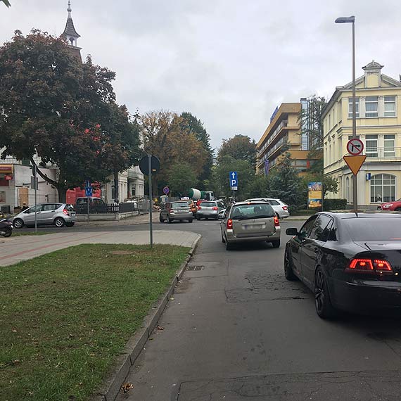 Jedni drepcz deptakiem, drudzy przeciskaj si ciasnymi uliczkami - kto wygrywa?