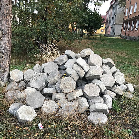 Stare do lasu, nowym niech si ciesz? Obraz po wymianie chodnikw na Warszowie