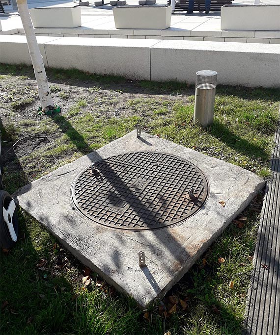 Uwaajmy na wystajce profile wok studzienki na Placu Wolnoci