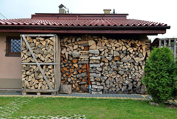 Zimowe wieczory przy kominku - czyli jak przygotować drewno na opał
