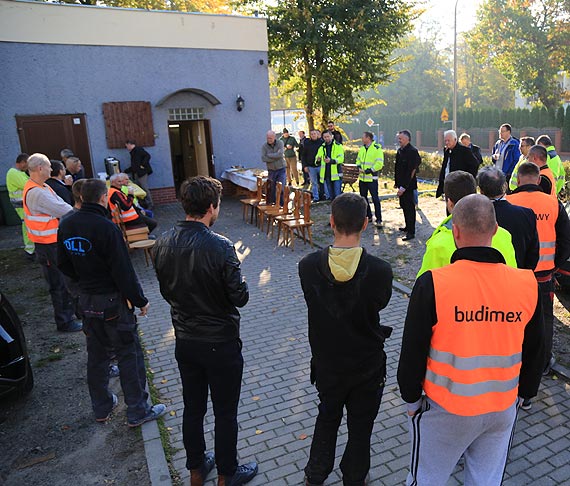 Ekipa budowlacw spotkaa si na wsplnym niadaniu