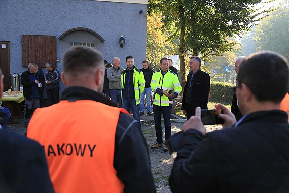 Ekipa budowlacw spotkaa si na wsplnym niadaniu