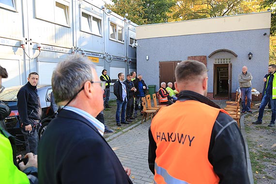Ekipa budowlacw spotkaa si na wsplnym niadaniu