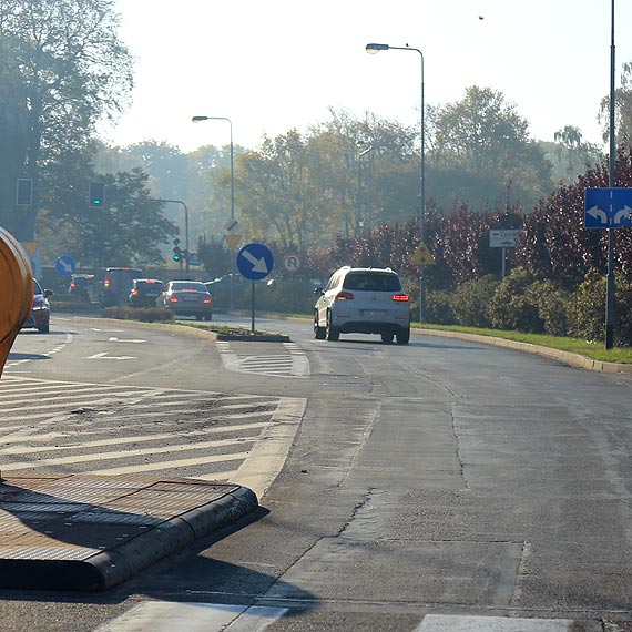 Czytelnik: Dlaczego nawet maych odcinkw asfaltu nie mona pooy rwno?