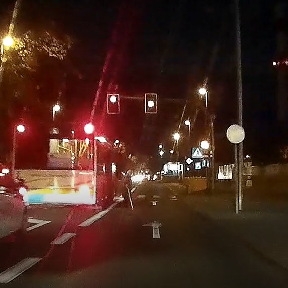 Kierowca autobusu wypuszcza pasaerk wprost pod koa nadjedajcego samochodu. Zobacz film!