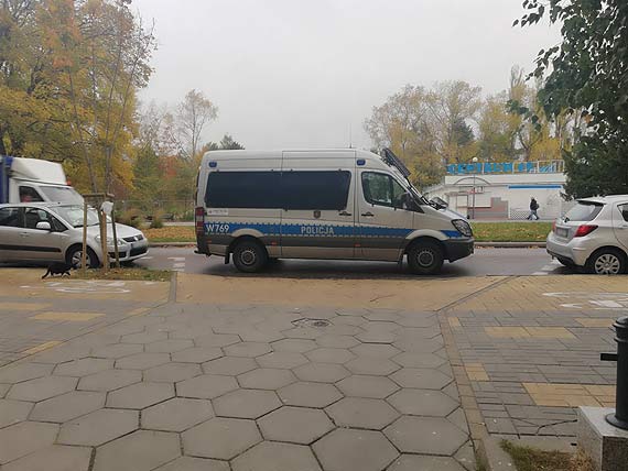 Radiowozem na...obiad. Czytelnik pyta, o parkowanie policjantw