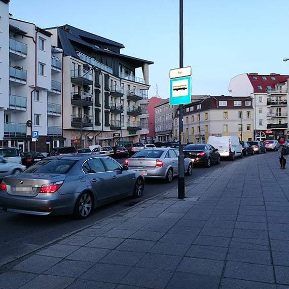 W środę po południu kierowcy Komunikacji Autobusowej omijali przystanek „port”