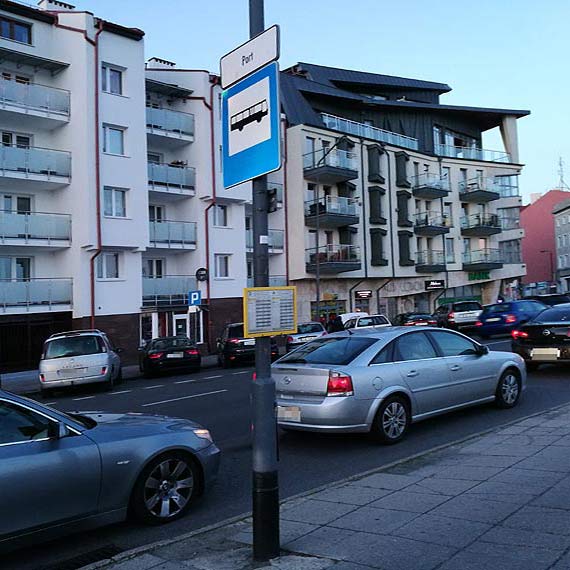 W środę po południu kierowcy Komunikacji Autobusowej omijali przystanek „port”