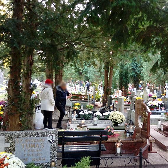 Pierwszego listopada, cmentarz oywa - Kwiaty, znicze i duo serdecznoci na alejkach midzy grobami