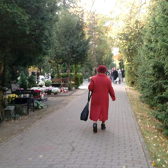 Pierwszego listopada, cmentarz oywa - Kwiaty, znicze i duo serdecznoci na alejkach midzy grobami