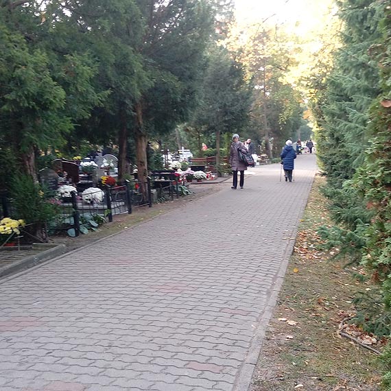 Pierwszego listopada, cmentarz oywa - Kwiaty, znicze i duo serdecznoci na alejkach midzy grobami
