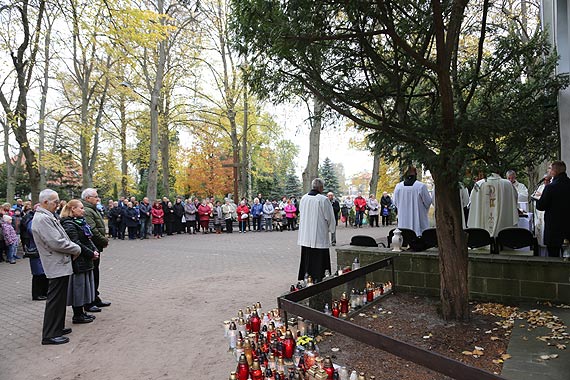 Wszystkich witych winoujcianie z modlitw i ogniem czuwali na grobach bliskich. Zobacz film!