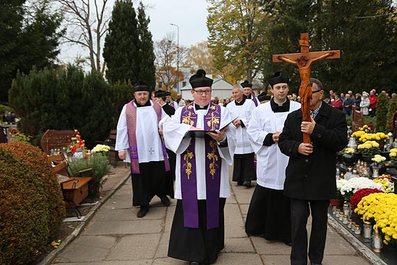 Wszystkich witych winoujcianie z modlitw i ogniem czuwali na grobach bliskich. Zobacz film!