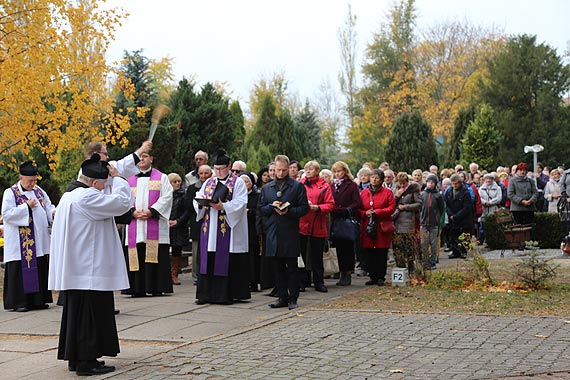Wszystkich witych winoujcianie z modlitw i ogniem czuwali na grobach bliskich. Zobacz film!