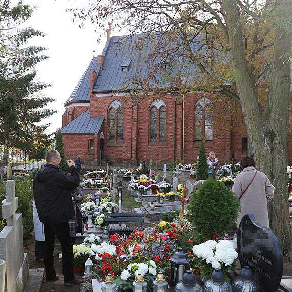 Na cmentarz w Przytorze przyjechali goście z sąsiednich miejscowości